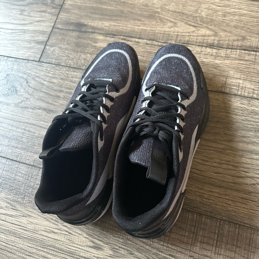US-9  Li-Ning gamma basketball shoes.